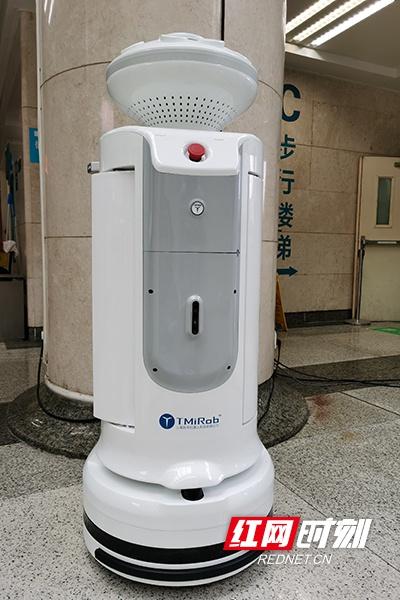 湘雅医院启用智能机器人每天为门诊消毒
