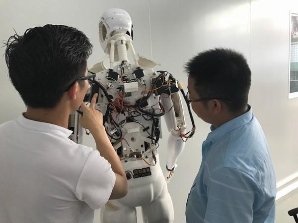 人工智能时代来临我校机器人应用专业教师团队到企业进行培训