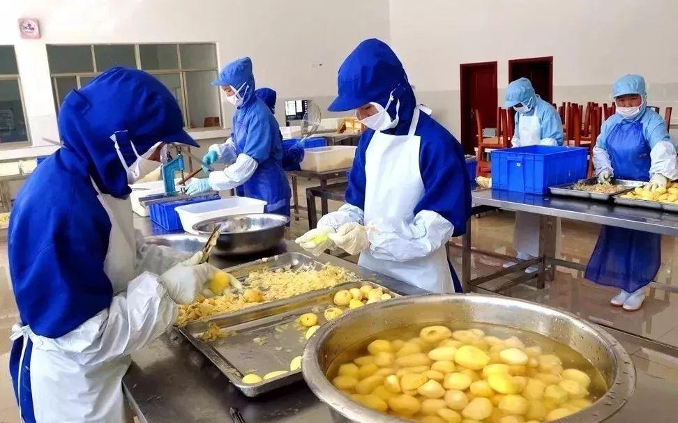 工人们在乐丰乡产业扶贫马铃薯深加工工厂处理研发马铃薯产品厂(沈良