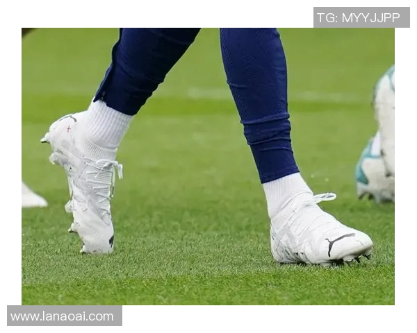 足球明星们的鞋履选择揭秘 哪些球鞋成了他们场上的秘密武器