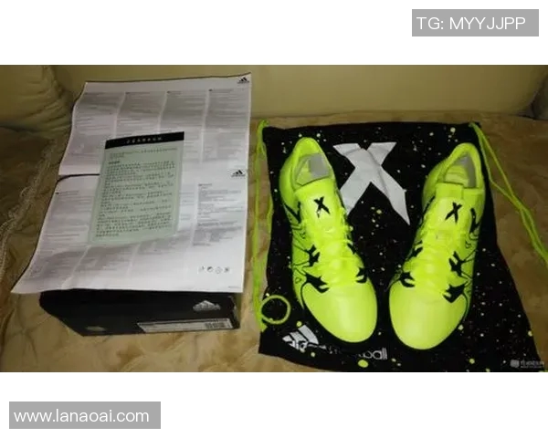 足球球星穿西装背双肩包潮流新风尚展现个人魅力与时尚态度